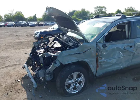 2021 Toyota Rav4 Xle z USA, uszkodzony, nr VIN JTMP1RFV7MD069009